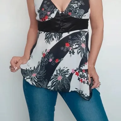 Top asymétrique satiné décolleté